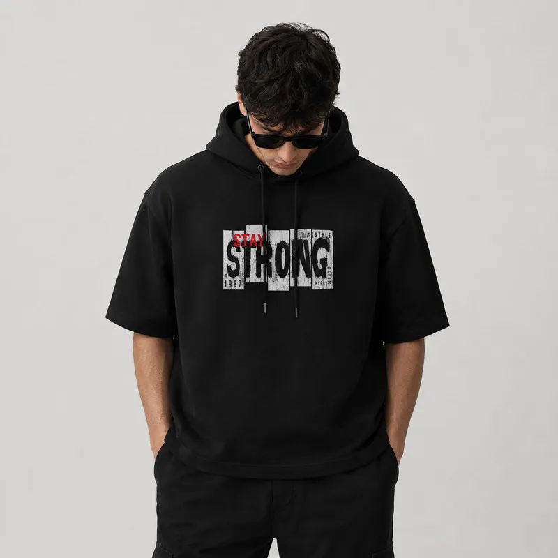 تی شرت مردانه کلاه دار مشکی نخی طرح حروف مدل STRONG